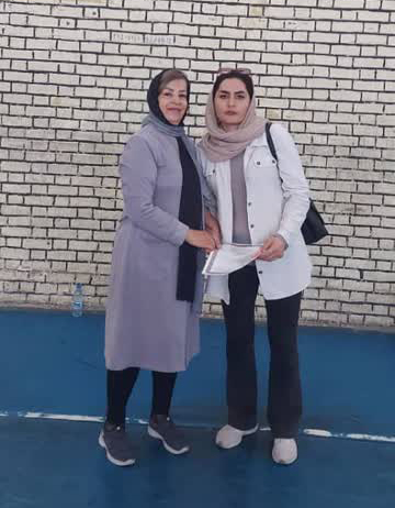 اهدای لوح سپاس خدمت سرکار خانم مانور به جهت همکاری با ورزشهای همگانی شهرستان نهاوند