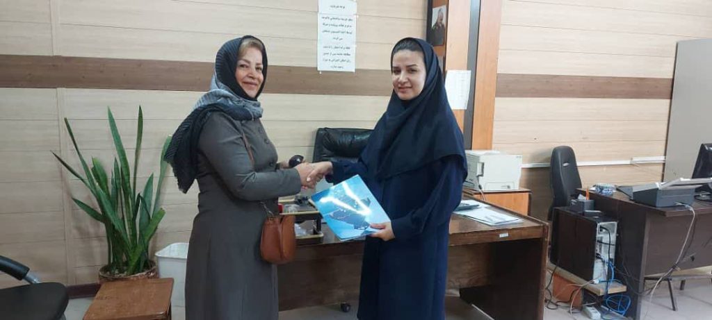 اهدای لوح سپاس به سرکار خانم مریم کرمعلی روابط عمومی هیأت ورزشهای همگانی شهرستان نهاوند