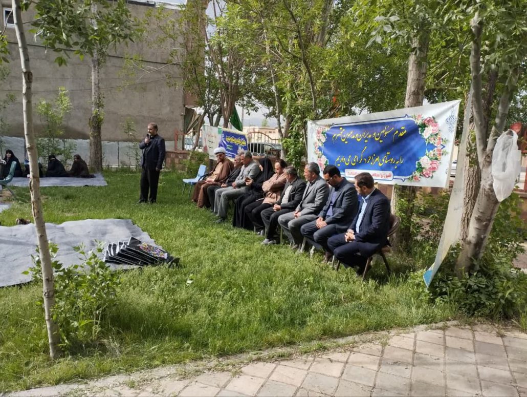 همایش پیادهروی بانوان روستای امزاجرد همدان و مسابقه طنابکشی در هفته جمعیت با شعار فرزند بیشتر زندگی شادتر