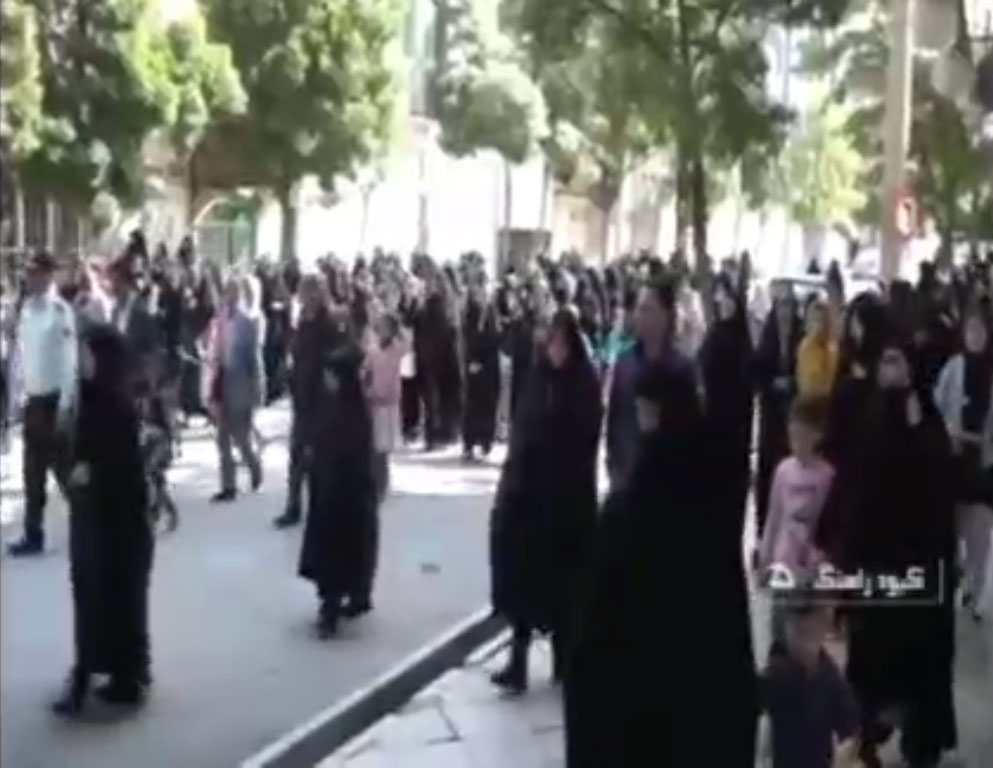 برگزاری همایش پیادهروی خانوادگی بمناسبت دهه کرامت در کبودراهنگ با شعار دختر قوی، مادر قوی، ایران قوی