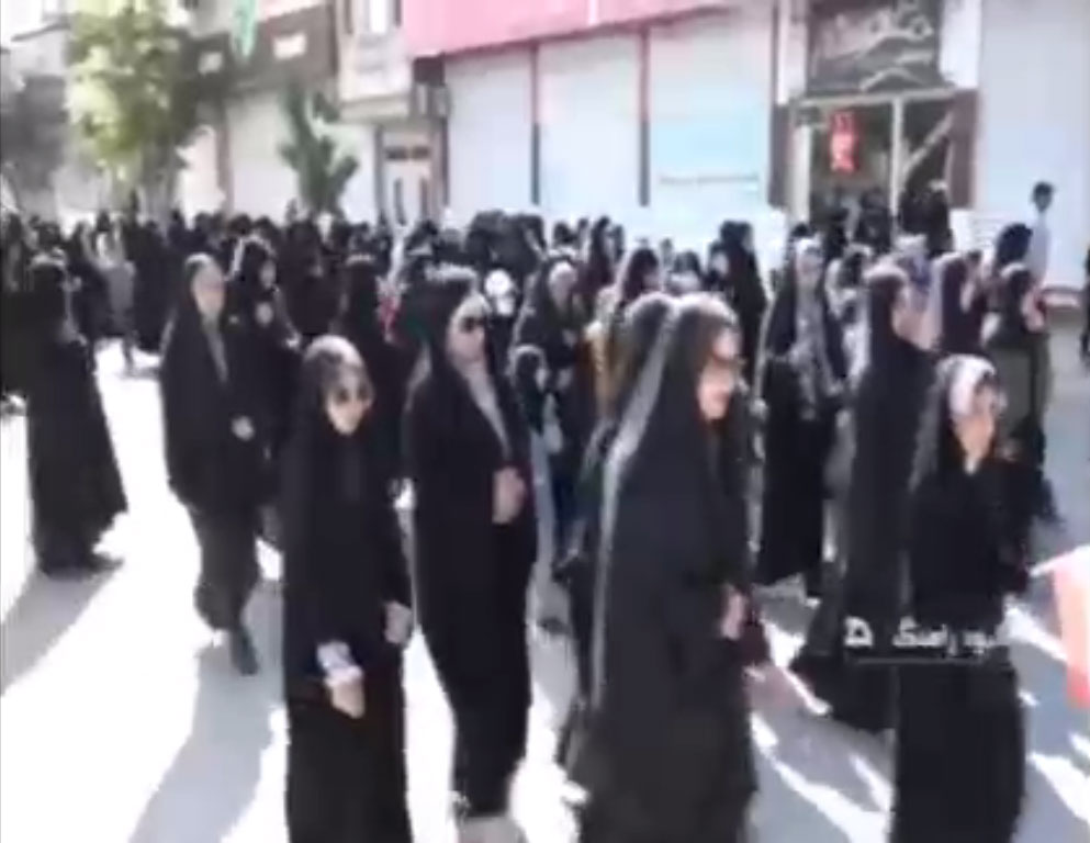 برگزاری همایش پیادهروی خانوادگی بمناسبت دهه کرامت در کبودراهنگ با شعار دختر قوی، مادر قوی، ایران قوی