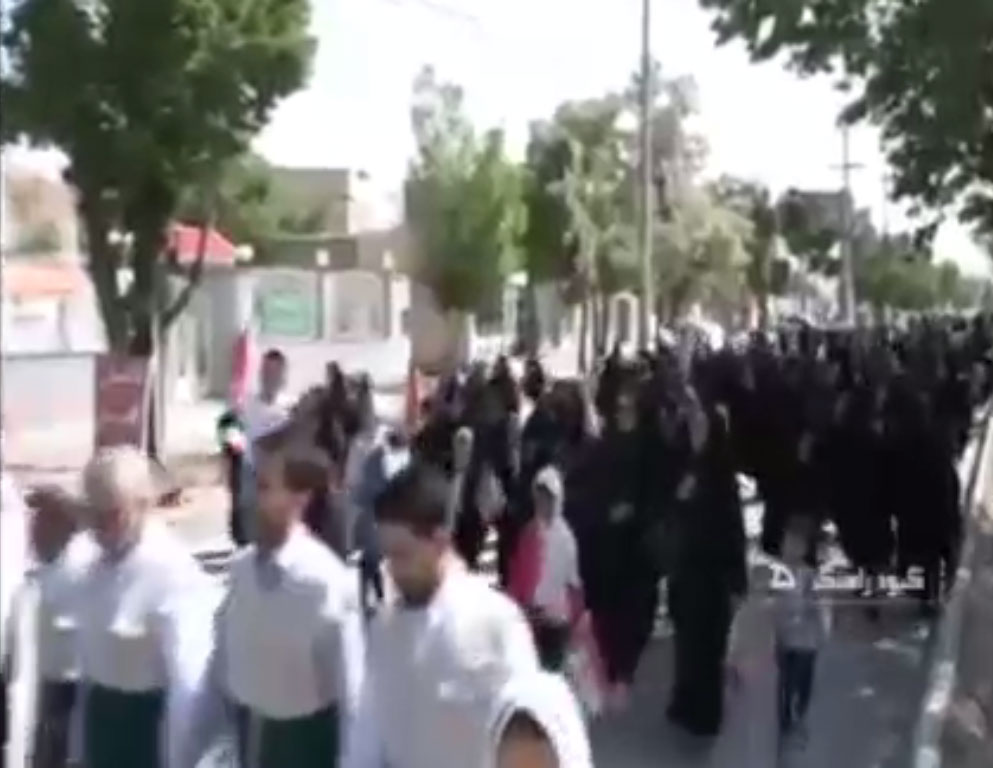 برگزاری همایش پیادهروی خانوادگی بمناسبت دهه کرامت در کبودراهنگ با شعار دختر قوی، مادر قوی، ایران قوی