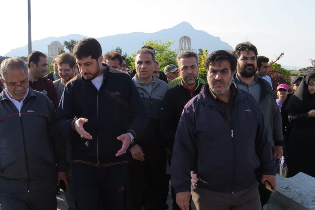 برگزاری همایش بزرگ پیادهروی خانوادگی با شعار دختر قوی، مادر قوی، ایران قوی به مناسبت گرامیداشت دهه کرامت و خجسته میلاد حضرت علی ابن موسی الرضا(ع) در شهرستان ملایر