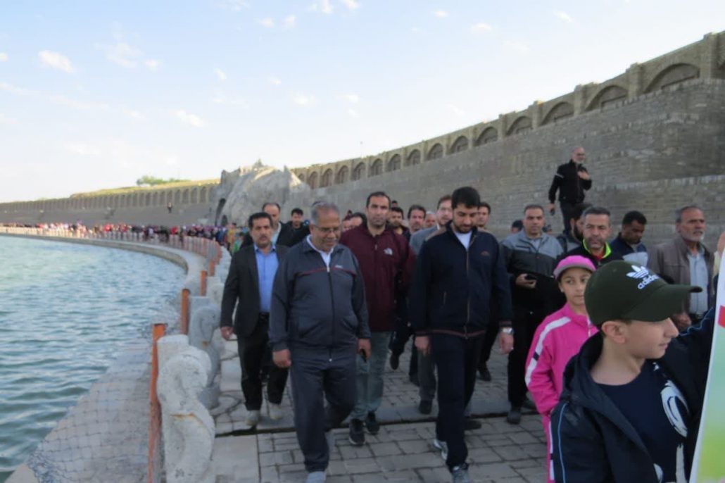 برگزاری همایش بزرگ پیادهروی خانوادگی با شعار دختر قوی، مادر قوی، ایران قوی به مناسبت گرامیداشت دهه کرامت و خجسته میلاد حضرت علی ابن موسی الرضا(ع) در شهرستان ملایر