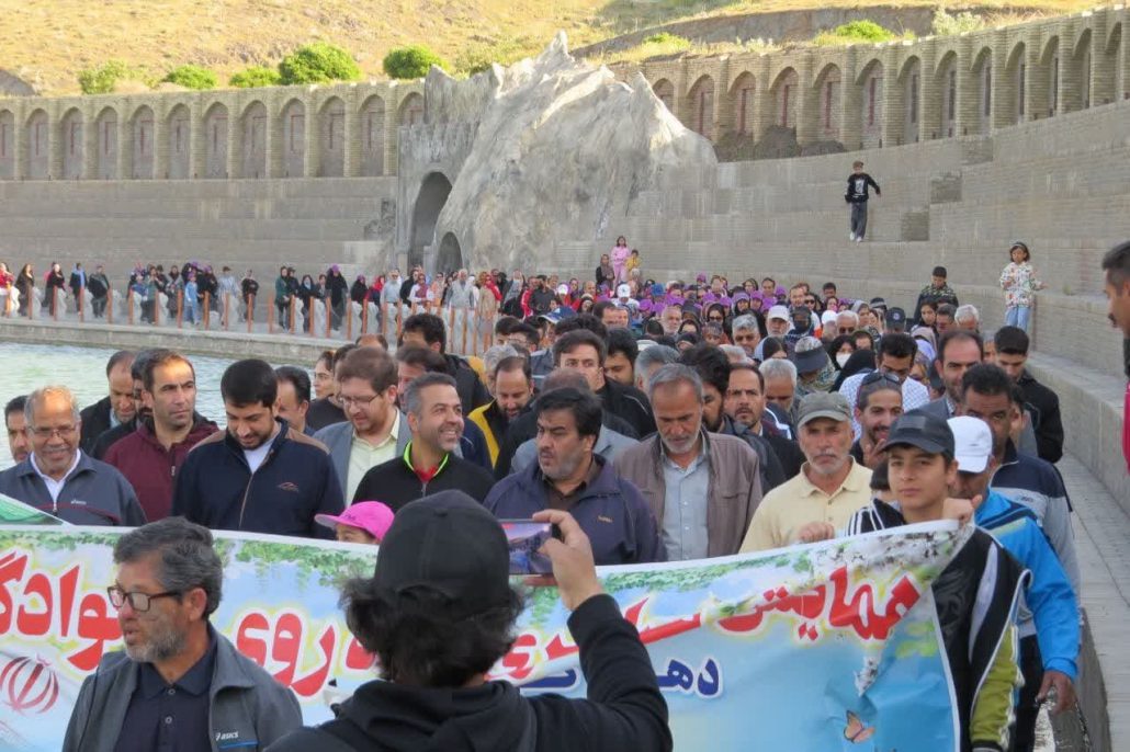برگزاری همایش بزرگ پیادهروی خانوادگی با شعار دختر قوی، مادر قوی، ایران قوی به مناسبت گرامیداشت دهه کرامت و خجسته میلاد حضرت علی ابن موسی الرضا(ع) در شهرستان ملایر