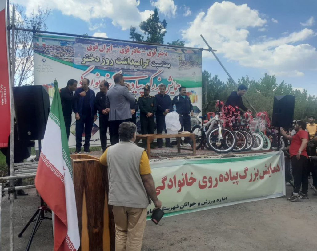 برگزاری همایش پیاده روی خانوادگی به مناسبت دهه کرامت در نهاوند به همت اداره ورزش همگانی و هیئت ورزش‌های همگانی شهرستان نهاوند