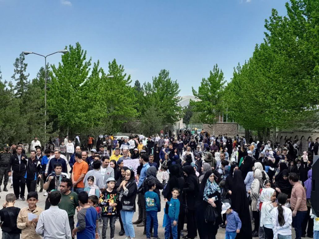 برگزاری همایش پیاده روی خانوادگی به مناسبت دهه کرامت در نهاوند به همت اداره ورزش همگانی و هیئت ورزش‌های همگانی شهرستان نهاوند