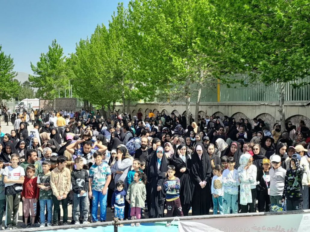 برگزاری همایش پیاده روی خانوادگی به مناسبت دهه کرامت در نهاوند به همت اداره ورزش همگانی و هیئت ورزش‌های همگانی شهرستان نهاوند