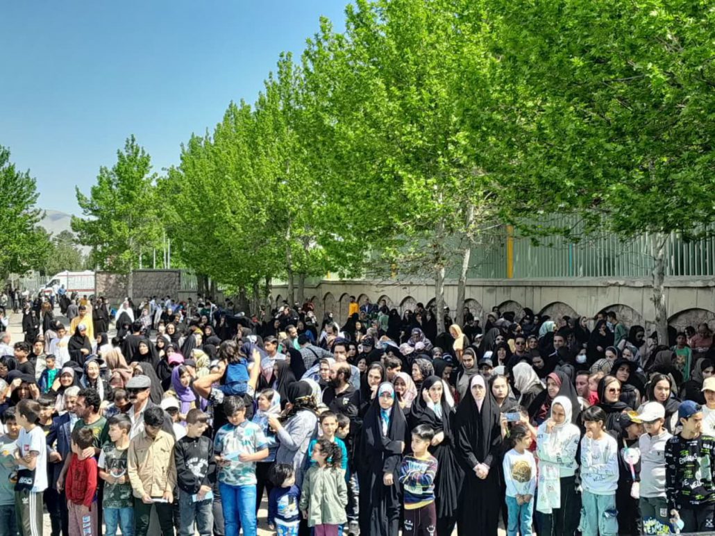 برگزاری همایش پیاده روی خانوادگی به مناسبت دهه کرامت در نهاوند به همت اداره ورزش همگانی و هیئت ورزش‌های همگانی شهرستان نهاوند