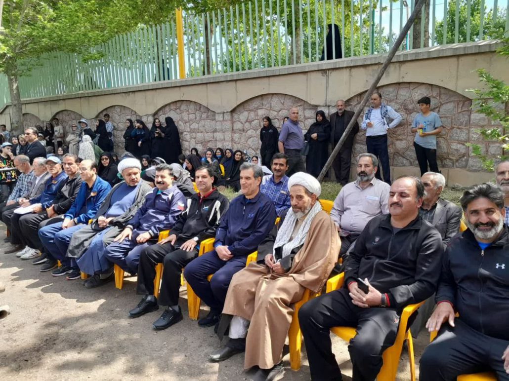برگزاری همایش پیاده روی خانوادگی به مناسبت دهه کرامت در نهاوند به همت اداره ورزش همگانی و هیئت ورزش‌های همگانی شهرستان نهاوند
