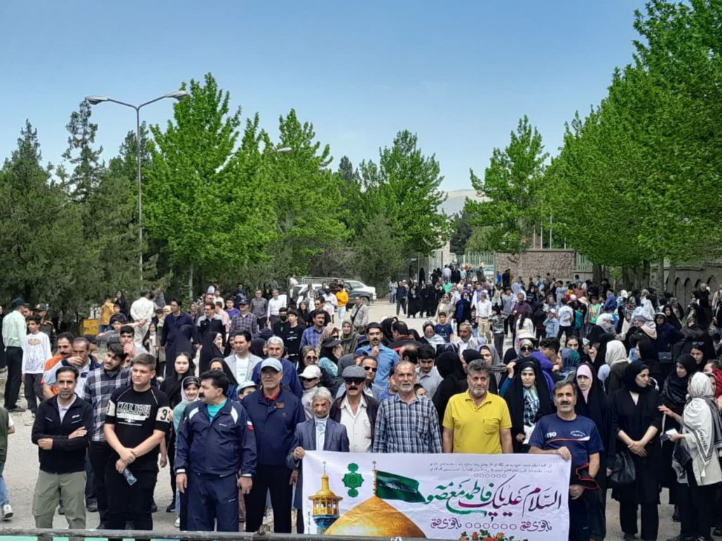 برگزاری همایش پیاده روی خانوادگی به مناسبت دهه کرامت در نهاوند به همت اداره ورزش همگانی و هیئت ورزش‌های همگانی شهرستان نهاوند