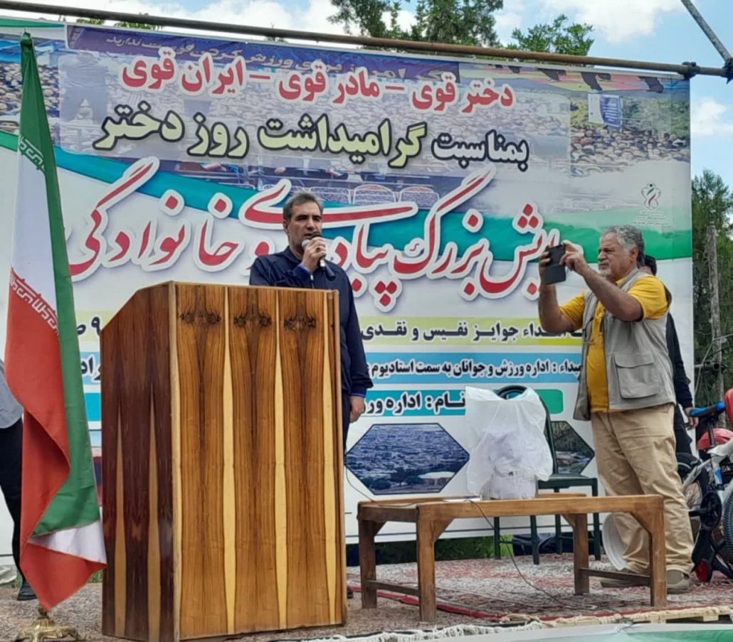 برگزاری همایش پیاده روی خانوادگی به مناسبت دهه کرامت در نهاوند به همت اداره ورزش همگانی و هیئت ورزش‌های همگانی شهرستان نهاوند