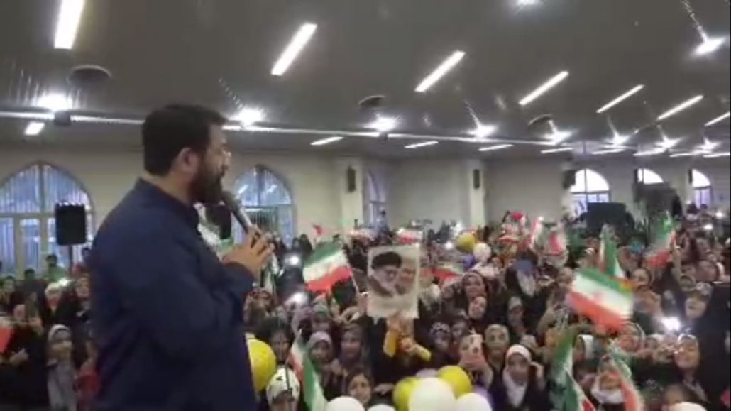 همایش دهه 90ها و اجرای سرود سلام فرمانده توسط سربازان کوچک امام زمان (عج)، با نوای ابوذر روحی، در مصلی نهاوند