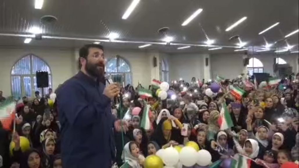 همایش دهه 90ها و اجرای سرود سلام فرمانده توسط سربازان کوچک امام زمان (عج)، با نوای ابوذر روحی، در مصلی نهاوند