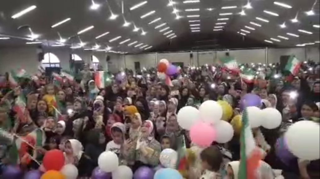 همایش دهه 90ها و اجرای سرود سلام فرمانده توسط سربازان کوچک امام زمان (عج)، با نوای ابوذر روحی، در مصلی نهاوند