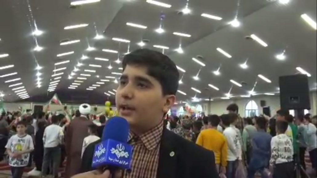 همایش دهه 90ها و اجرای سرود سلام فرمانده توسط سربازان کوچک امام زمان (عج)، با نوای ابوذر روحی، در مصلی نهاوند