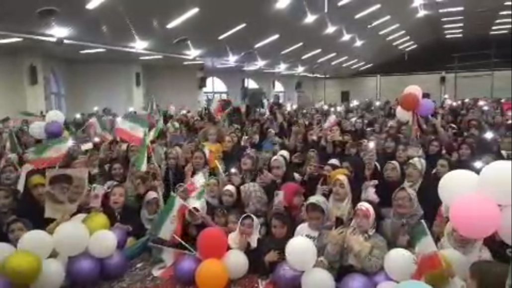 همایش دهه 90ها و اجرای سرود سلام فرمانده توسط سربازان کوچک امام زمان (عج)، با نوای ابوذر روحی، در مصلی نهاوند