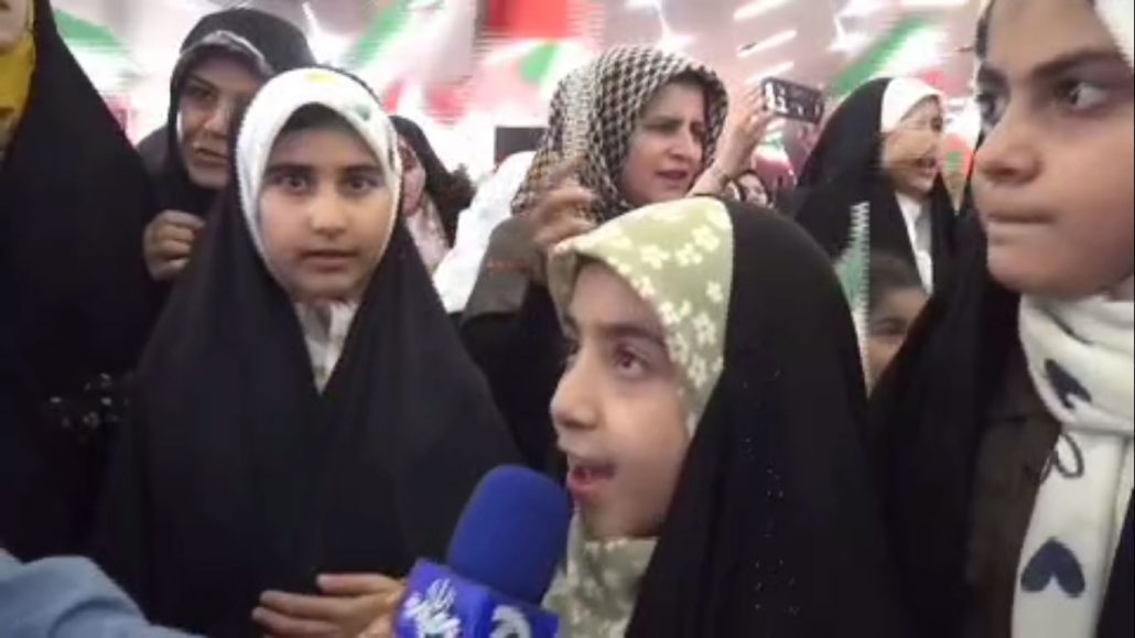 همایش دهه 90ها و اجرای سرود سلام فرمانده توسط سربازان کوچک امام زمان (عج)، با نوای ابوذر روحی، در مصلی نهاوند