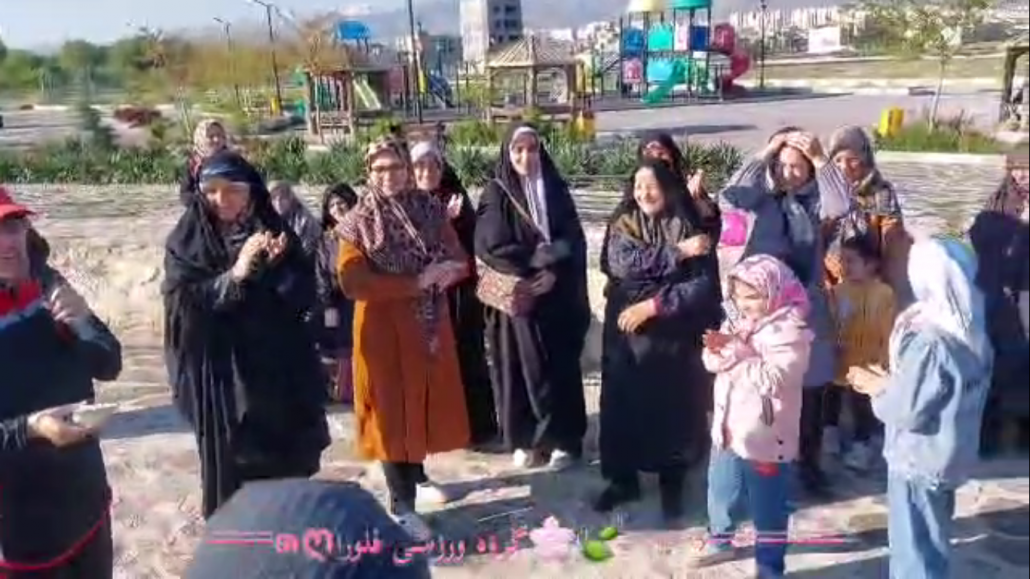 اجرای برنامه ورزشی به مناسبت گرامیداشت دهه کرامت و روز دختر، توسط گروه ورزشی فلورا، باشگاه شهدای خضر همدان