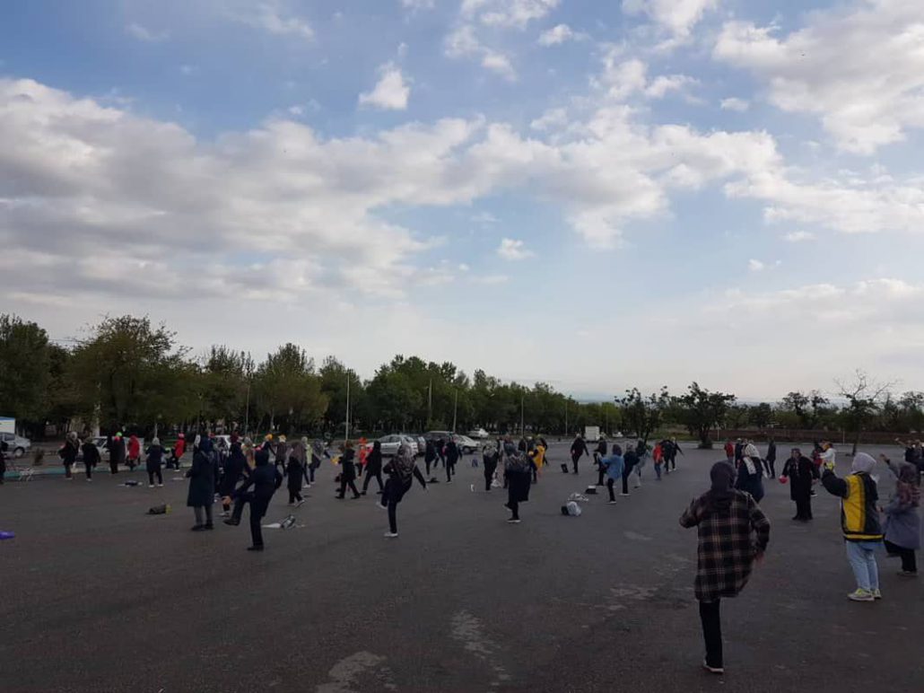 برگزاری تمرینات ورزشی توسط ورزشکاران گروه ره پویان الوند در بوستان ارم شهر همدان