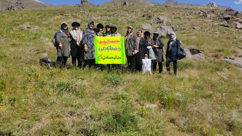 صعود بانوان ورزشکار هیئت ورزشهای همگانی شهر لالجین به ارتفاعات الوند به مناسبت گرامیداشت آزادسازی خرمشهر و شهادت رئیس جمهور شهید و شهیدان والامقام خدمت