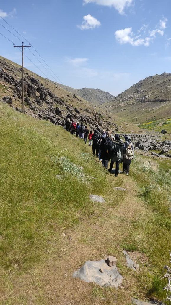 صعود بانوان ورزشکار هیئت ورزشهای همگانی شهر لالجین به ارتفاعات الوند به مناسبت گرامیداشت آزادسازی خرمشهر و شهادت رئیس جمهور شهید و شهیدان والامقام خدمت