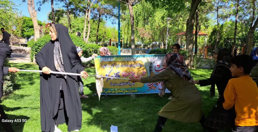 مسابقه طناب‌کشی با شعار دختر قوی، مادر قوی، ایران قوی در لالجین