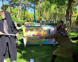 مسابقه طناب‌کشی با شعار دختر قوی، مادر قوی، ایران قوی در لالجین