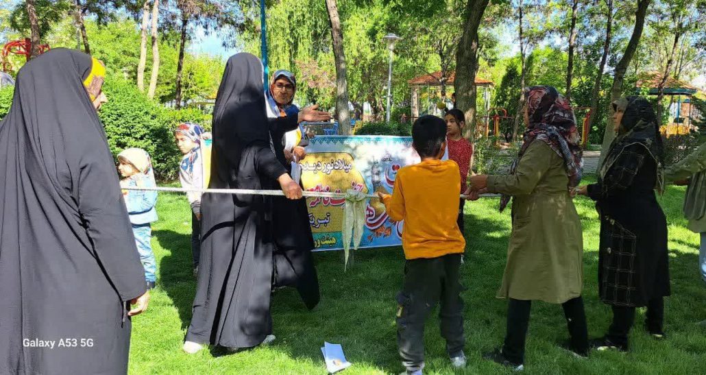 مسابقه طناب‌کشی با شعار دختر قوی، مادر قوی، ایران قوی در لالجین