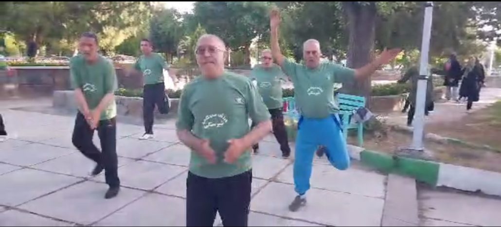 اجرای تمرینات ورزش صبحگاهی در میدان شیرسنگی همدان توسط گروه ورزشی تمدن هیئت ورزش‌های همگانی شهرستان همدان