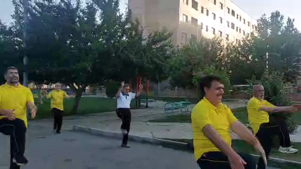 اجرای ورزش روزانه در شهرک شهید مدنی همدان