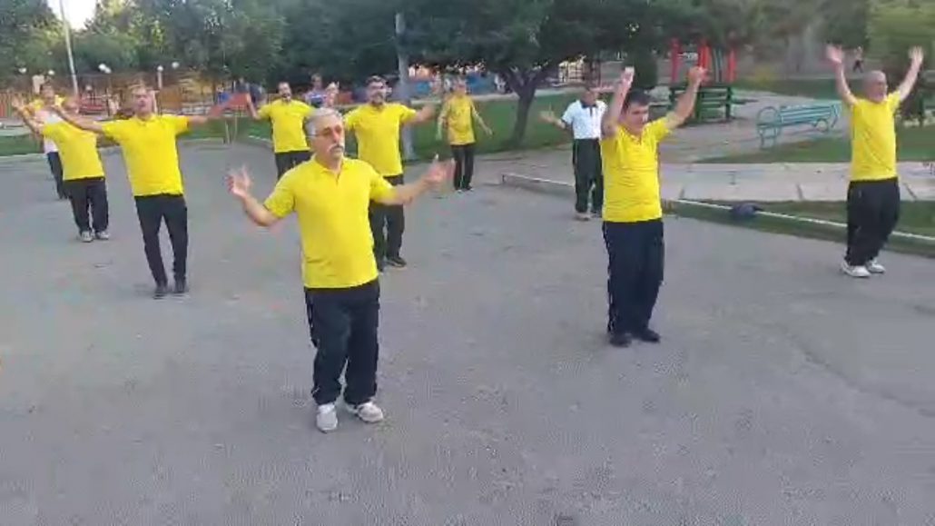 اجرای ورزش روزانه در شهرک شهید مدنی همدان