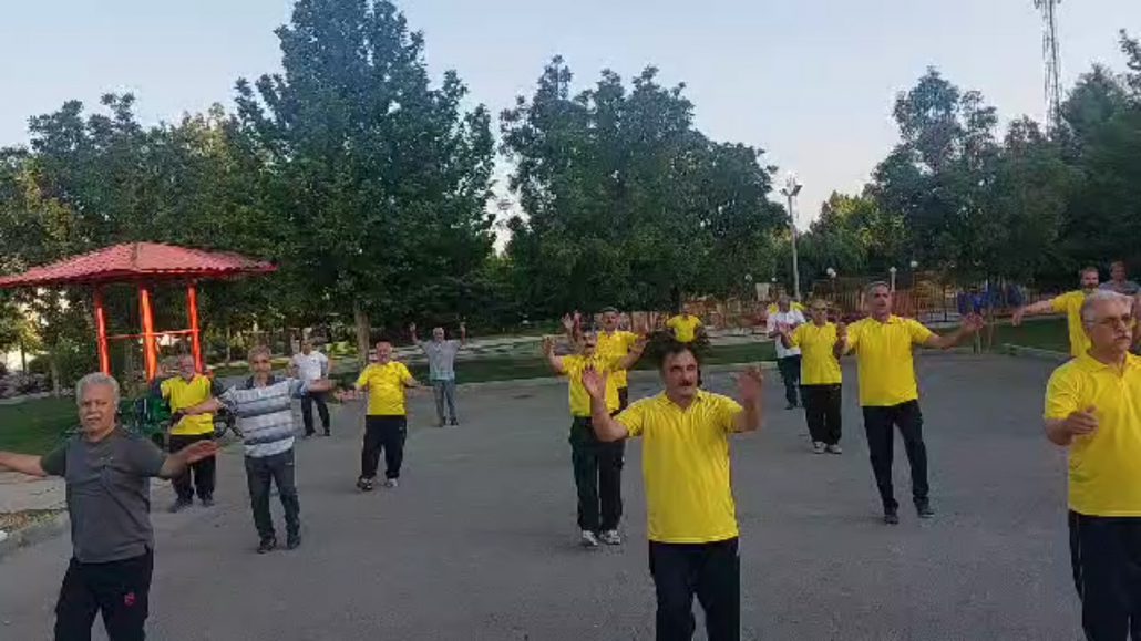 اجرای ورزش روزانه در شهرک شهید مدنی همدان