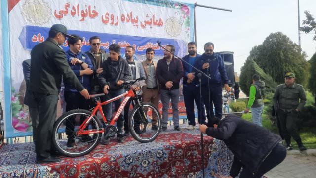 همایش پیاده‌روی خانوادگی قروه درگزین به مناسبت بزرگداشت هفته انتظامی و تربیت بدنی به همت کمیته پیاده‌روی هیئت ورزش‌های همگانی شهرستان درگزین