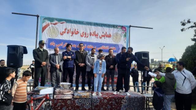 همایش پیاده‌روی خانوادگی قروه درگزین به مناسبت بزرگداشت هفته انتظامی و تربیت بدنی به همت کمیته پیاده‌روی هیئت ورزش‌های همگانی شهرستان درگزین