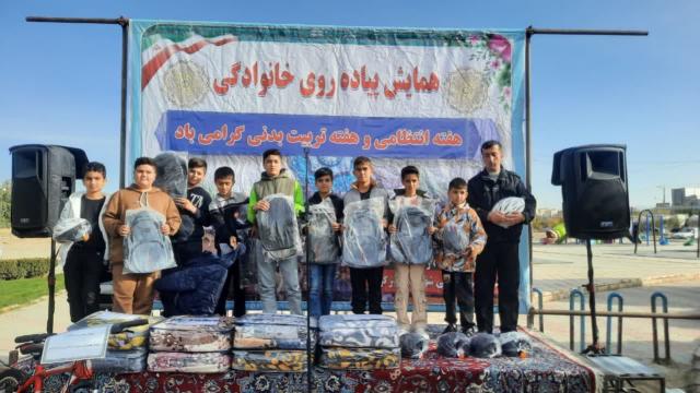 همایش پیاده‌روی خانوادگی قروه درگزین به مناسبت بزرگداشت هفته انتظامی و تربیت بدنی به همت کمیته پیاده‌روی هیئت ورزش‌های همگانی شهرستان درگزین