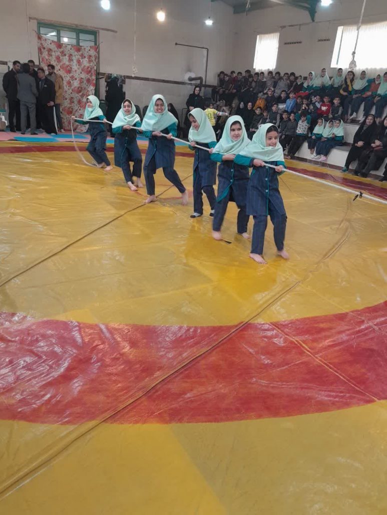 برگزاری مسابقات طنابکشی، دو و میدانی، دال پلان و برنامههای شاد به همت ورزشکاران هیئت ورزشهای همگانی شهرستان نهاوند در روستای زرامین سفلی به مناسبت دهه مبارک فجر و اعیاد شعبانيه با بیش از صد شرکت کننده در ردههای مختلف سنی