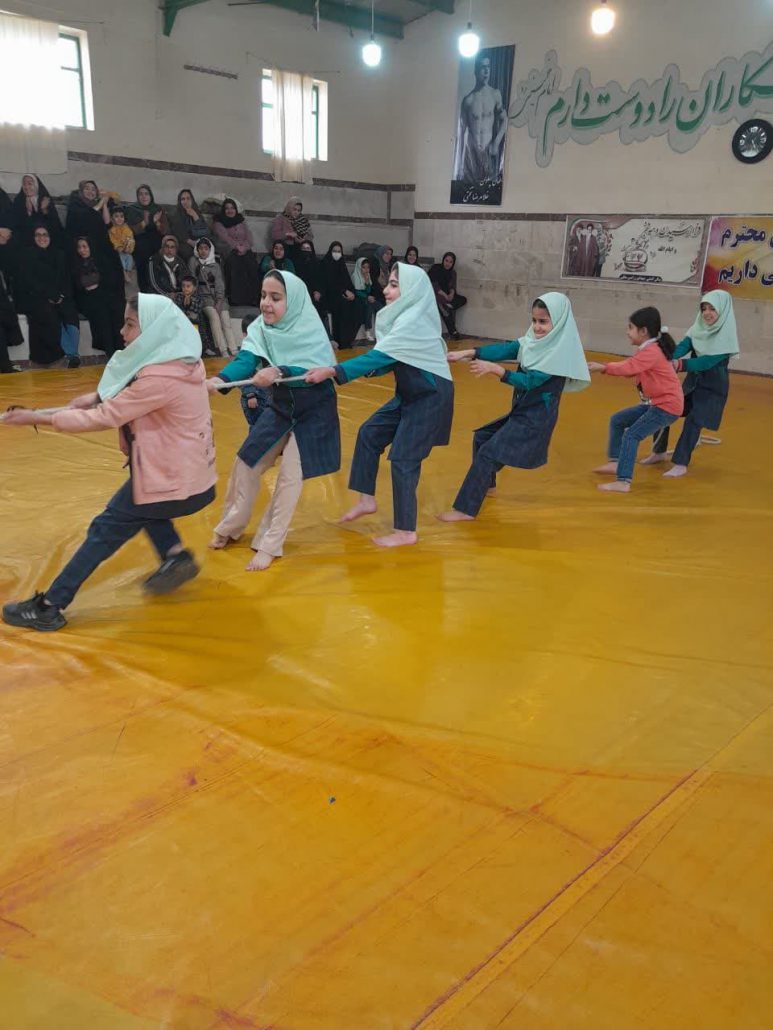 برگزاری مسابقات طنابکشی، دو و میدانی، دال پلان و برنامههای شاد به همت ورزشکاران هیئت ورزشهای همگانی شهرستان نهاوند در روستای زرامین سفلی به مناسبت دهه مبارک فجر و اعیاد شعبانيه با بیش از صد شرکت کننده در ردههای مختلف سنی