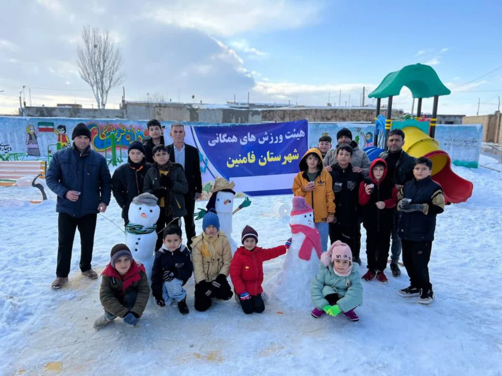 برگزاری جشنواره آدم برفی در روستای سناج شهرستان فامنین به مناسبت گرامیداشت دهه مبارک فجر  و به همت هیات ورزش‌های همگانی، شورای اسلامی و دهیار روستای‌ سناج فامنین