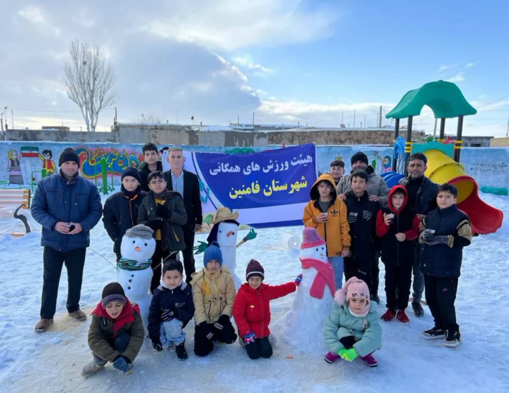 برگزاری جشنواره آدم برفی در روستای سناج شهرستان فامنین به مناسبت گرامیداشت دهه مبارک فجر  و به همت هیات ورزش‌های همگانی، شورای اسلامی و دهیار روستای‌ سناج فامنین