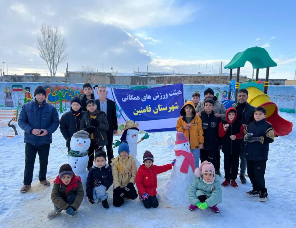 برگزاری جشنواره آدم برفی در روستای سناج شهرستان فامنین به مناسبت گرامیداشت دهه مبارک فجر و به همت هیات ورزش‌های همگانی، شورای اسلامی و دهیار روستای‌ سناج فامنین