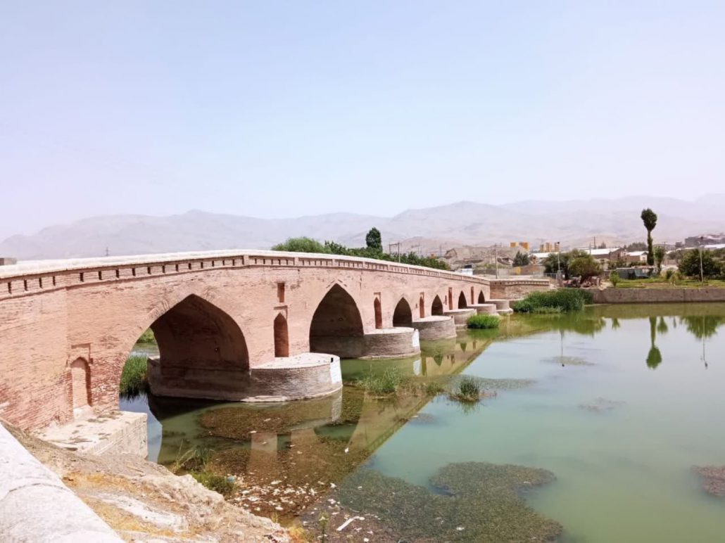 بازدید کمیته طبیعتگردی هیئت ورزشهای همگانی استان همدان از پل تاریخی قشلاق یا پل شیخ از جاذبههای گردشگری سنندج