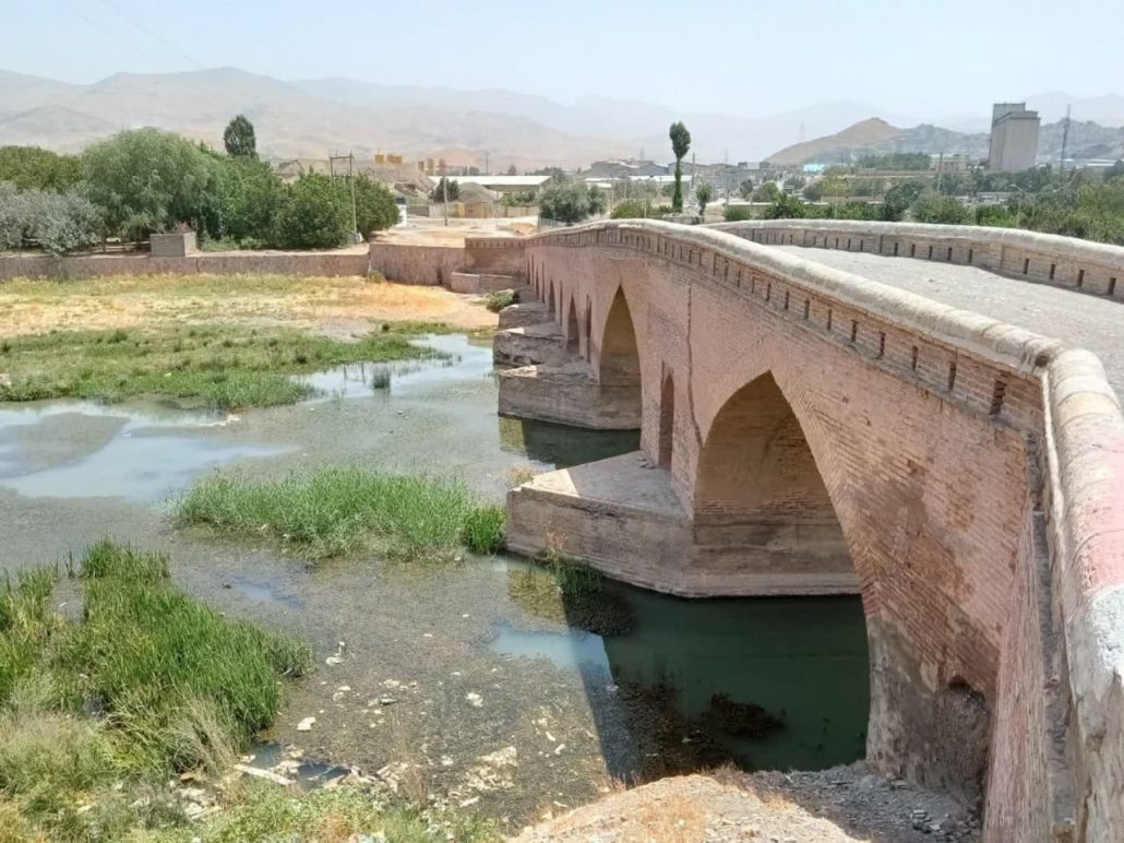 بازدید کمیته طبیعتگردی هیئت ورزشهای همگانی استان همدان از پل تاریخی قشلاق یا پل شیخ از جاذبههای گردشگری سنندج