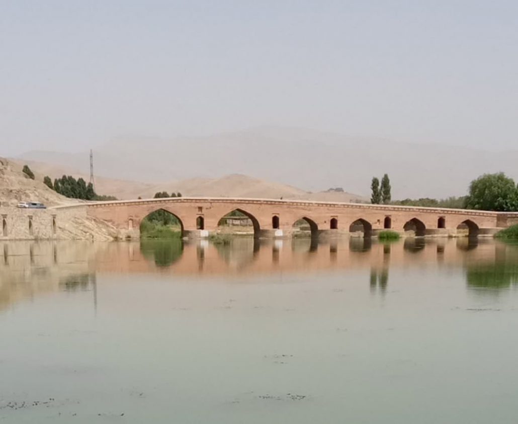 بازدید کمیته طبیعتگردی هیئت ورزشهای همگانی استان همدان از پل تاریخی قشلاق یا پل شیخ از جاذبههای گردشگری سنندج