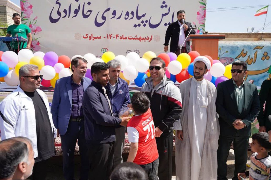برگزاری همایش بزرگ پیادهروی خانوادگی با شرکت بیش از ٧٠٠ نفر از اهالی محترم روستای بزرگ سراوک به همت هیئت ورزشهای همگانی شهرستان فامنین و دهیاری سراوک