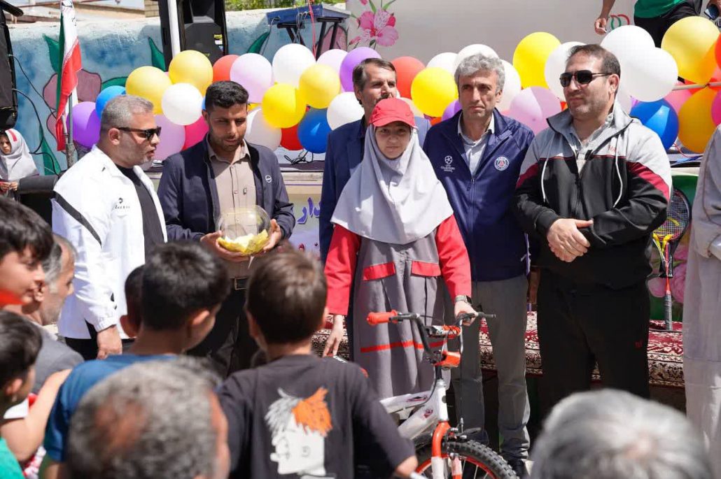 برگزاری همایش بزرگ پیادهروی خانوادگی با شرکت بیش از ٧٠٠ نفر از اهالی محترم روستای بزرگ سراوک به همت هیئت ورزشهای همگانی شهرستان فامنین و دهیاری سراوک