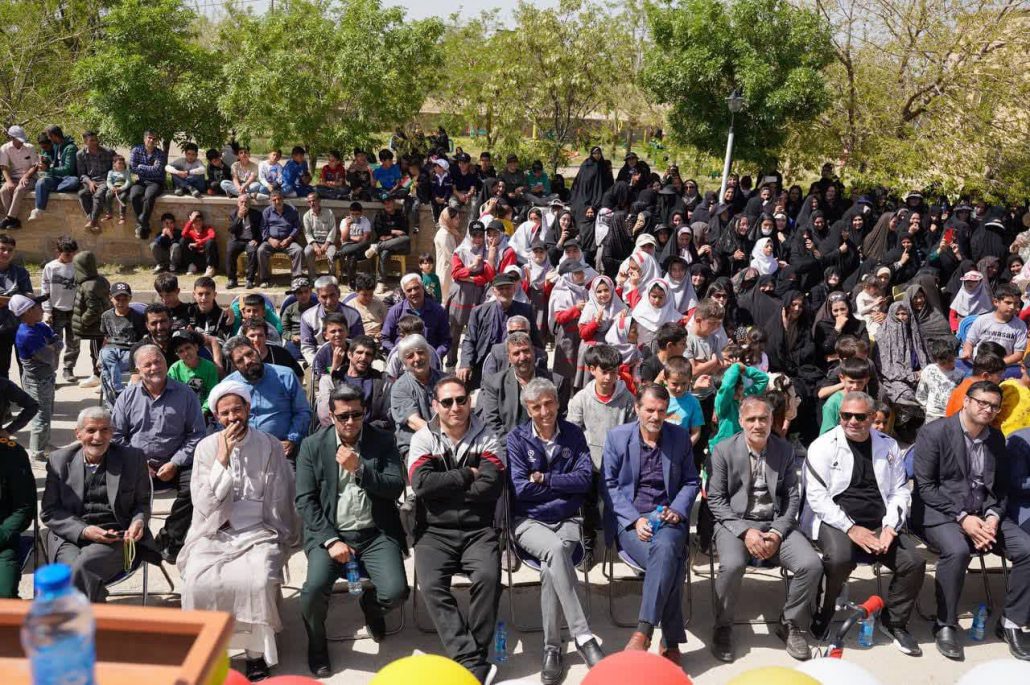 برگزاری همایش بزرگ پیادهروی خانوادگی با شرکت بیش از ٧٠٠ نفر از اهالی محترم روستای بزرگ سراوک به همت هیئت ورزشهای همگانی شهرستان فامنین و دهیاری سراوک