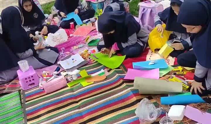 ساخت کاردستی به صورت گروهی به مناسبت ولادت حضرت فاطمه معصومه (س) و دهه کرامت و روز دختر با هدف شور و نشاط به همت کمیته بازی‌های فکری کودکان هیئت ورزش‌های همگانی شهر لالجین