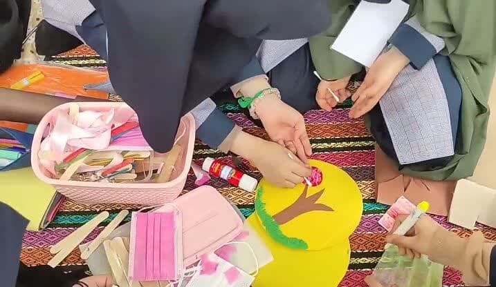 ساخت کاردستی به صورت گروهی به مناسبت ولادت حضرت فاطمه معصومه (س) و دهه کرامت و روز دختر با هدف شور و نشاط به همت کمیته بازیهای فکری کودکان هیئت ورزشهای همگانی شهر لالجین