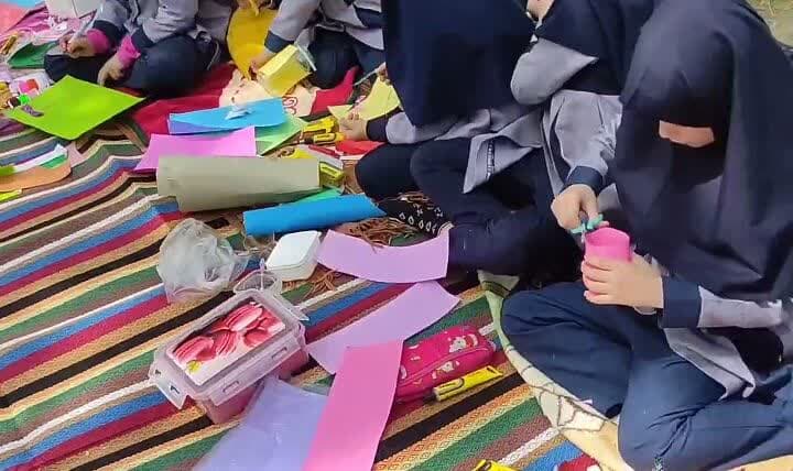 ساخت کاردستی به صورت گروهی به مناسبت ولادت حضرت فاطمه معصومه (س) و دهه کرامت و روز دختر با هدف شور و نشاط به همت کمیته بازیهای فکری کودکان هیئت ورزشهای همگانی شهر لالجین